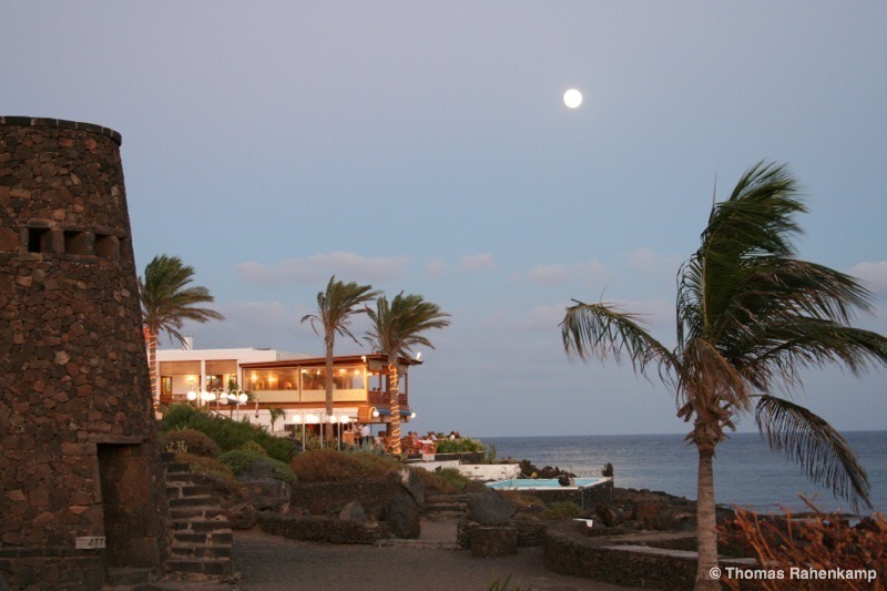 Mond an der Promenade von Costa Teguise